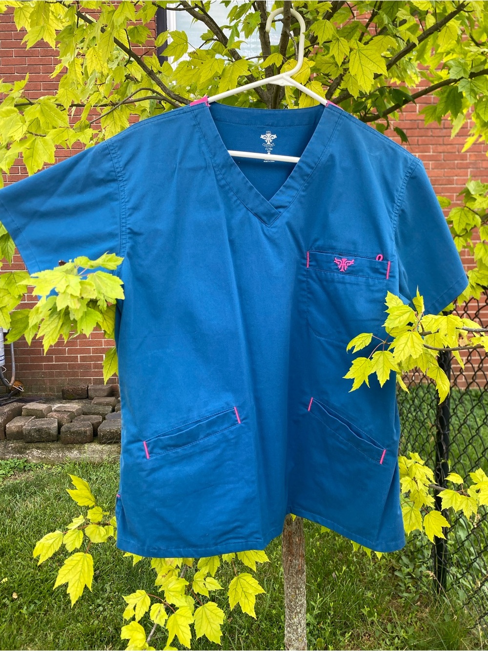 med couture scrub top 8403 size M caribbean blue with hot pink trim